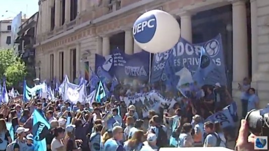 Docentes marcharon en repudio a la represión ocurrida en Buenos Aires