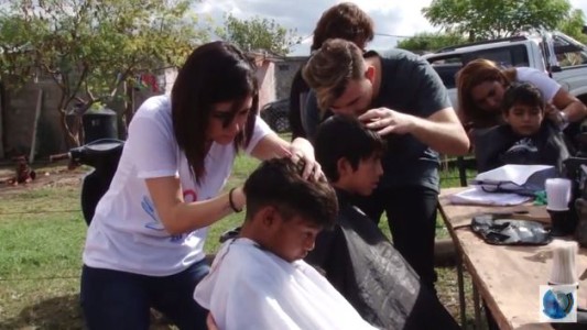 Peluqueros solidarios en La Calera llevaron su peluquería al merendero "Mi ángel Guardián"