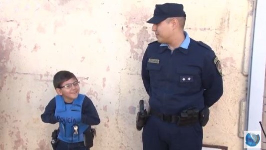 Conmovedor: Vicenzo no veía bien, y un grupo de policías le regaló los lentes