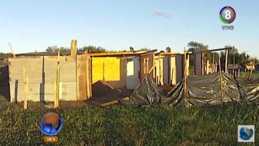 El fuerte viento arrasó con precarias viviendas de la toma
