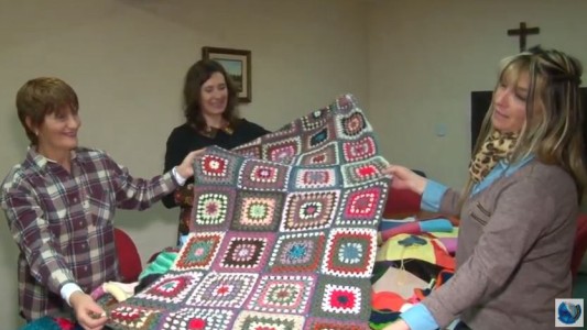 Alumnos y docentes tejieron frazadas para los más necesitados