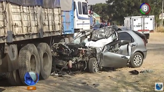Accidente fatal: Una mujer murió tras chocar contra un acoplado de camión
