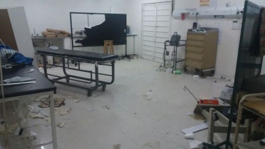 Familiares de un paciente fallecido destruyeron la guardia de un hospital