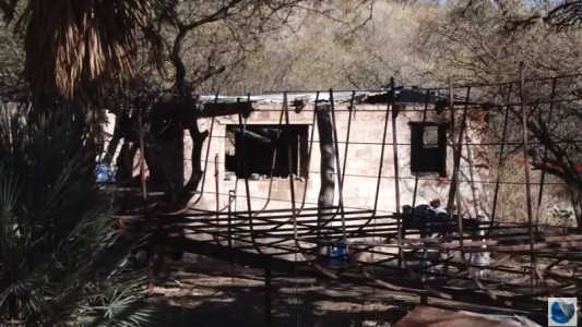 Le dieron una paliza, lo ataron a un árbol y le quemaron la casa