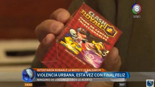 Lo asaltaron, le dispararon cinco veces y un mazo de cartas le salvó la vida