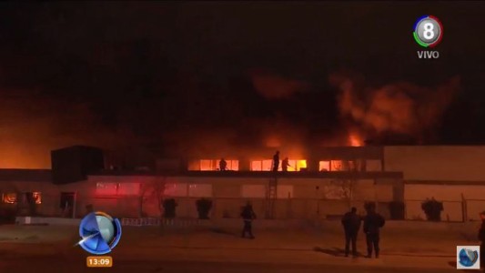 Pérdidas totales tras incendiarse un depósito de ropa de la firma Bando