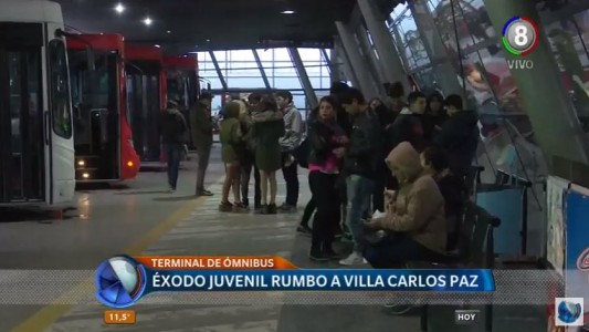 Pese al mal tiempo, los jóvenes más que decididos para festejar el día de la primavera