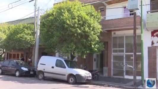 Se arrojó de un balcón para evitar el robo de su auto