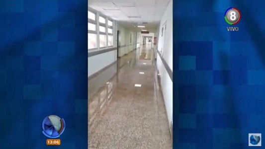 Tras la intensa lluvia, se inundó un pasillo del Hospital de Niños
