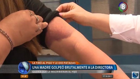 Una mamá golpeó ferozmente a la directora para que inscribiera a su hijo en el colegio