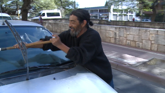 “Perder esto sería monstruoso”: la historia de Marcelo, limpiavidrios desde hace 23 años, ante un proyecto de ley que busca prohibir la actividad