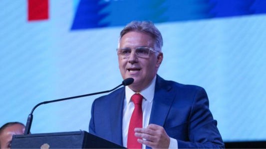 Llaryora eliminó dos ministerios y reorganizó áreas de Educación, Salud y Cultura