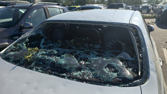 Decenas de autos quedaron destrozados en el Aeropuerto Ing. Taravella tras la trágica tormenta