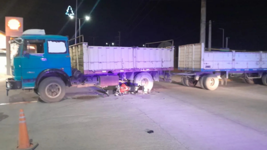 Dos jóvenes murieron tras chocar en moto con un camión en Santa Rosa de Río Primero