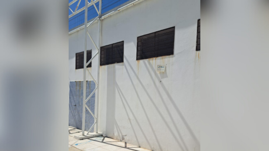 Un trabajador cayó de un techo mientras realizaba refacciones y quedó internado