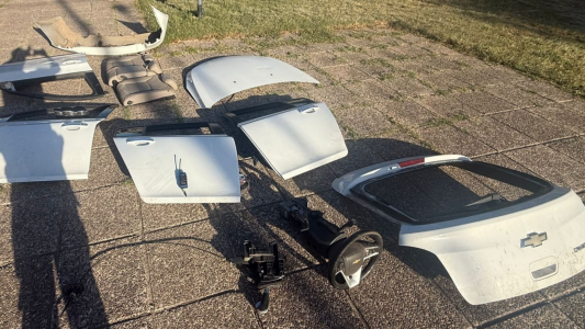 Desarmaba un auto robado en la calle, los vecinos avisaron a la Policía y quedó detenido