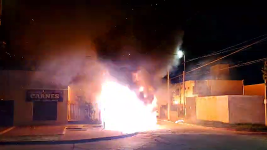 Se incendió un colectivo urbano en B° Parque Horizonte y dejó sin luz a toda la cuadra