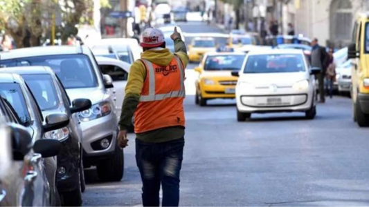 Detuvieron a un naranjita por exigir dinero a automovilistas y enfrentarse con la Policía