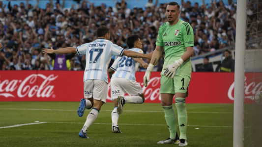 Racing venció a River en un 3-2 vibrante y avanzó a los cuartos del Clausura