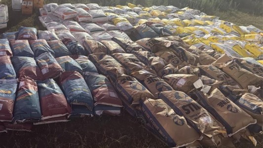 Río Primero: recuperan 150 bolsas de maíz y agroquímicos robados en un campo