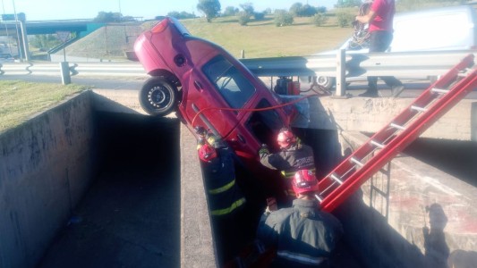 Rescataron a un joven tras caer con su auto a un canal de desagüe en la Circunvalación