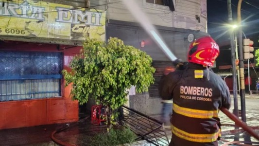 Rescataron a una mujer y un niño tras un incendio en una vivienda de Córdoba