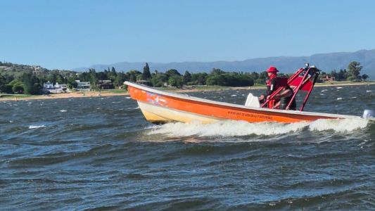 Rescataron dos hombres en el Dique San Roque tras quedar a la deriva en una moto de agua