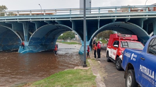 Rescate en el Puente Avellaneda: un hombre quedó atrapado por la creciente