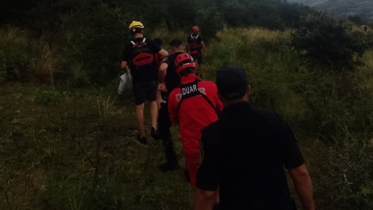Rescate en el Río Tanti: dos jóvenes de 22 años fueron asistidas tras una fuerte crecida
