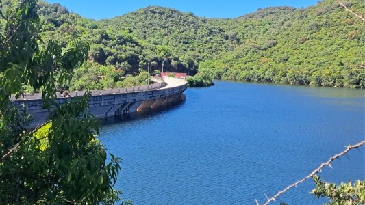 El dique “La Quebrada” llegó a su máximo nivel y abrieron una de las válvulas