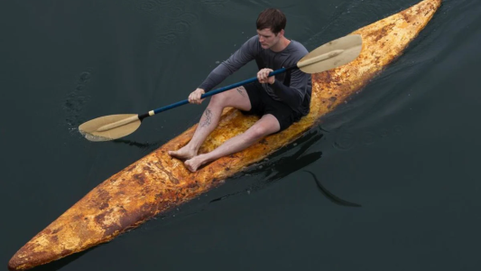 Un kayak de hongos desafía al océano: la travesía inédita de Sam Shoemaker