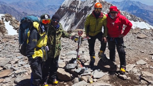 Cumbre por la Paz: veteranos argentinos y británicos alcanzaron juntos la cima del Aconcagua