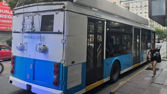 Se desprendió un cable de trolebús en el Centro y golpeó a un niño en la mano