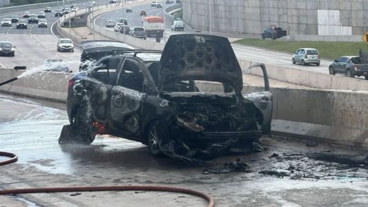 Se incendió un auto en la zona de la Mujer Urbana y generó demoras en el tránsito