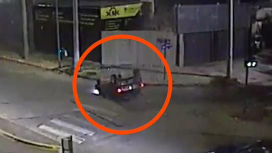 Un automovilista perdió el control de su auto y volcó en plena avenida Duarte Quirós