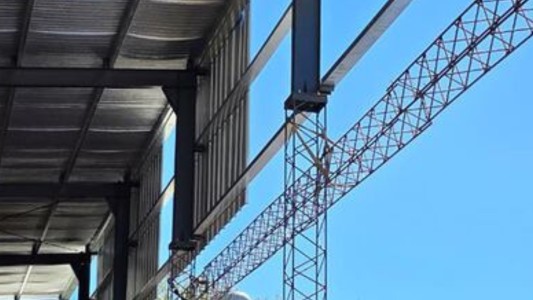 Trabajador cayó de un tinglado de 9 metros en Alta Córdoba y está grave