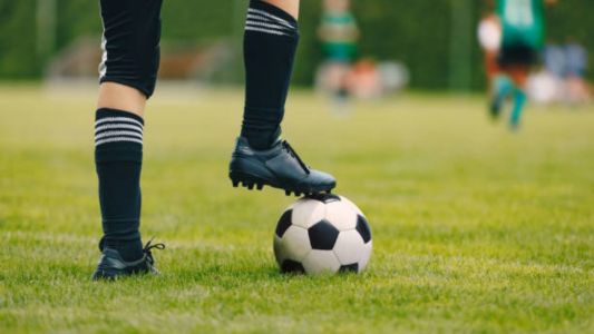 Tragedia en un partido de fútbol: un hombre de 51 años murió tras descompensarse