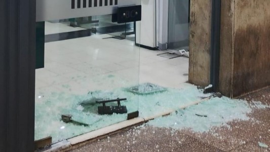 Un hombre de 37 años destrozó el vidrio de un cajero en el Centro: terminó detenido