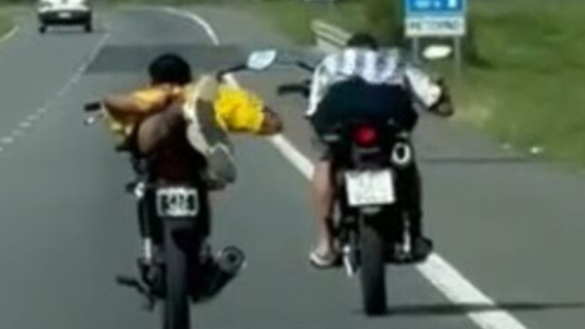 Peligro en la ruta: un motociclista se acostó sobre su moto a toda velocidad