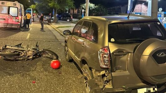 Un motociclista sufrió un fuerte golpe en la cabeza tras chocar un auto en el Cerro