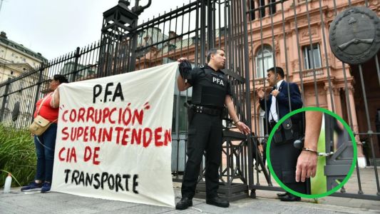 Un policía federal se esposó a la Casa Rosada en reclamo por salarios y corrupción
