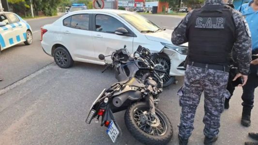 Un policía resultó herido tras una persecución y un fuerte choque en La Falda