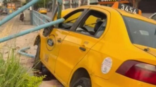 Un taxista chocó contra una parada de Solo Bus en Córdoba tras ser encerrado