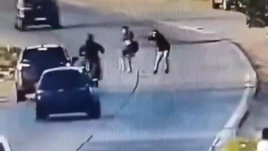 Impactante video: una conductora atropelló a un ladrón que intentaba robar una moto