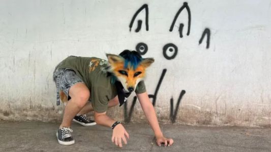 Una madre denunció que un joven "therian" mordió a su hija en la calle