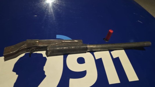 Villa Urquiza: detienen a dos adolescentes con una réplica de arma casera