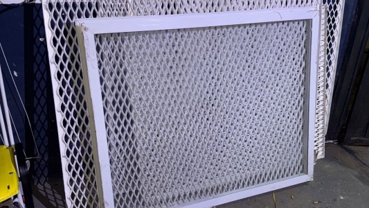 Detenidos tras robar rejas y una ventana de un polideportivo