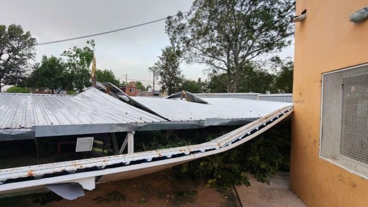 Se desplomó parte del techo del polideportivo en barrio Los Álamos
