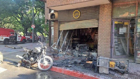 Incendio en pleno Centro: bomberos trabajan en un edificio tras un foco en un local