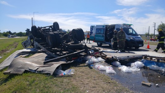 Vuelco de un camión en la autopista Córdoba–Carlos Paz: el conductor permanece en estado crítico